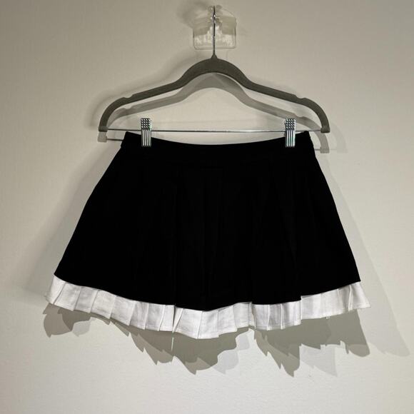 Black and White Mini Skirt - Picture 3 of 5